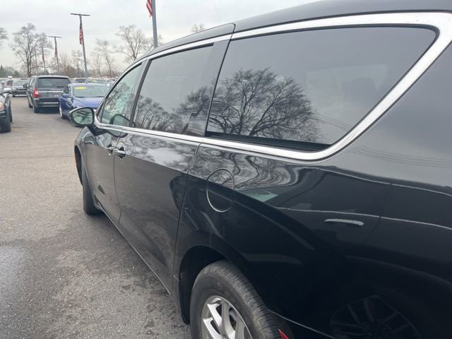Used 2025 Chrysler Pacifica Select image 9