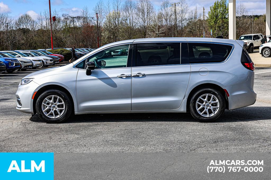 Used 2024 Chrysler Pacifica Touring-L FWD image 9