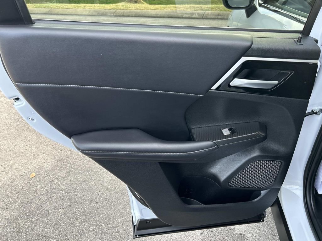 Used 2024 Mitsubishi Outlander SE image 23