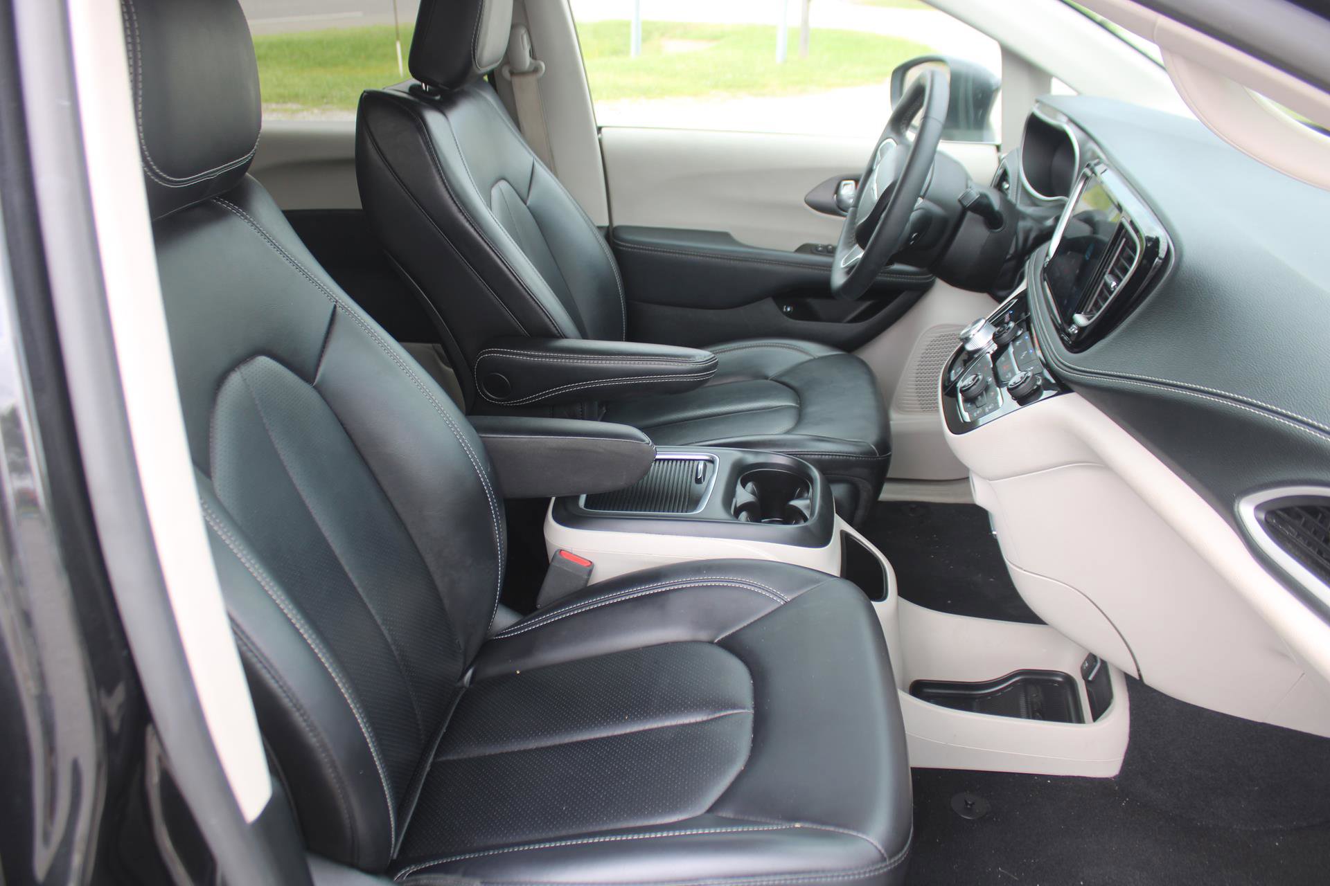 Used 2023 Chrysler Pacifica Touring-L image 20