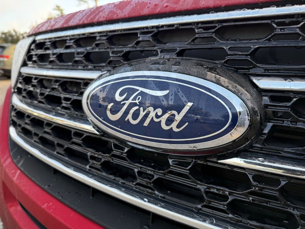 Used 2021 Ford Explorer XLT w/ Equipment Group 202A image 5