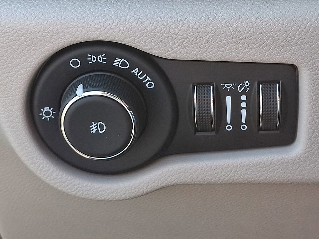 Used 2022 Chrysler Pacifica Touring-L w/ Uconnect Theater Family Group image 23