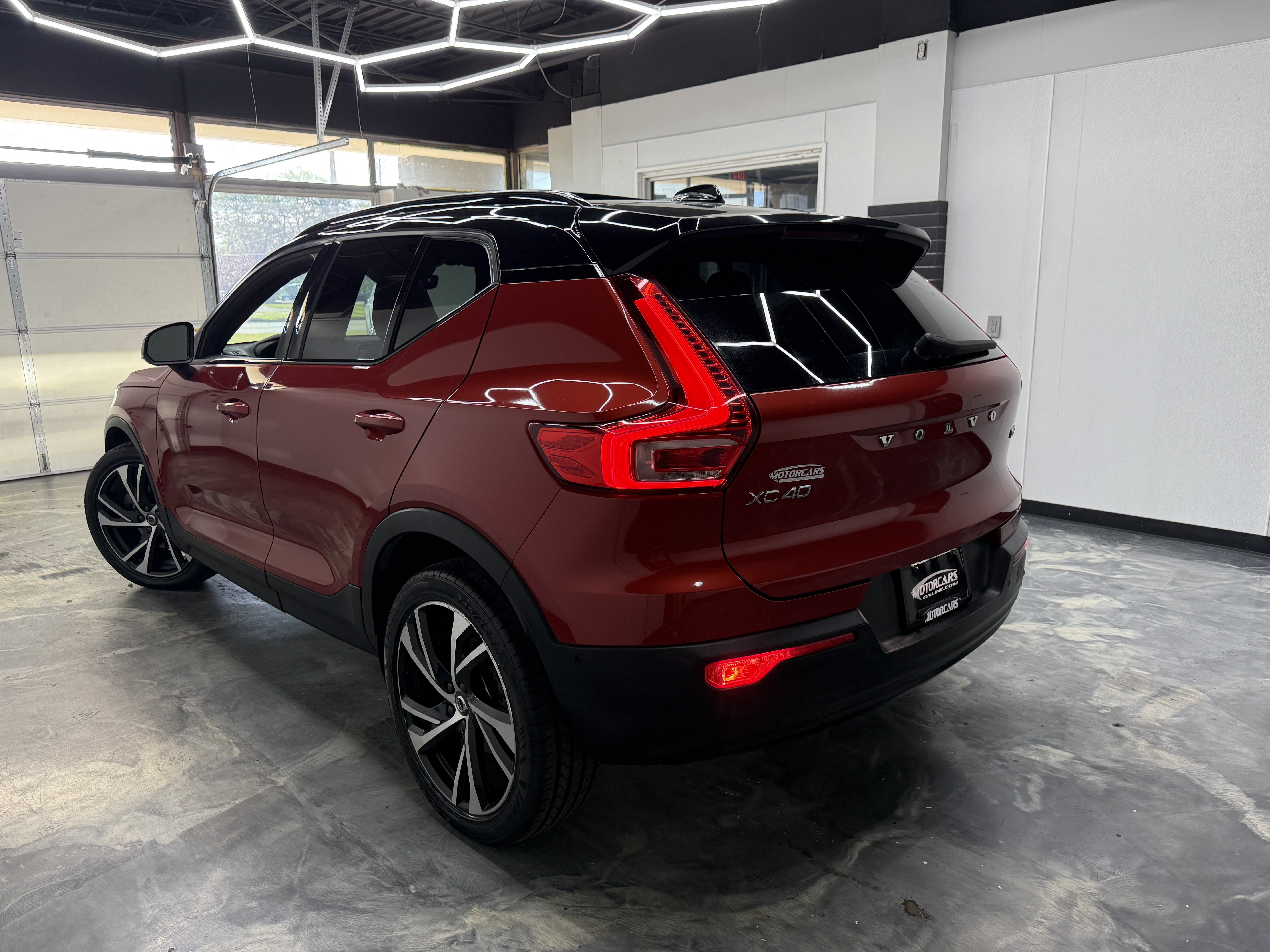 Used 2021 Volvo XC40 T5 R-Design AWD/4WD image 3