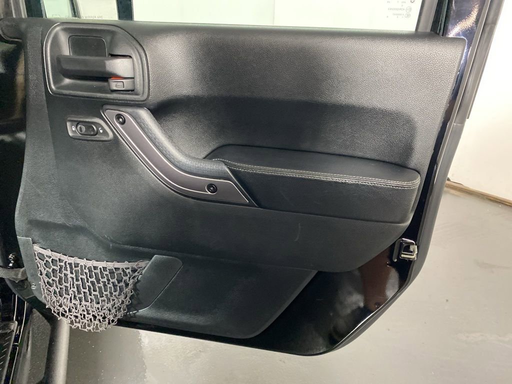 Used 2018 Jeep Wrangler Unlimited Sahara AWD/4WD image 29