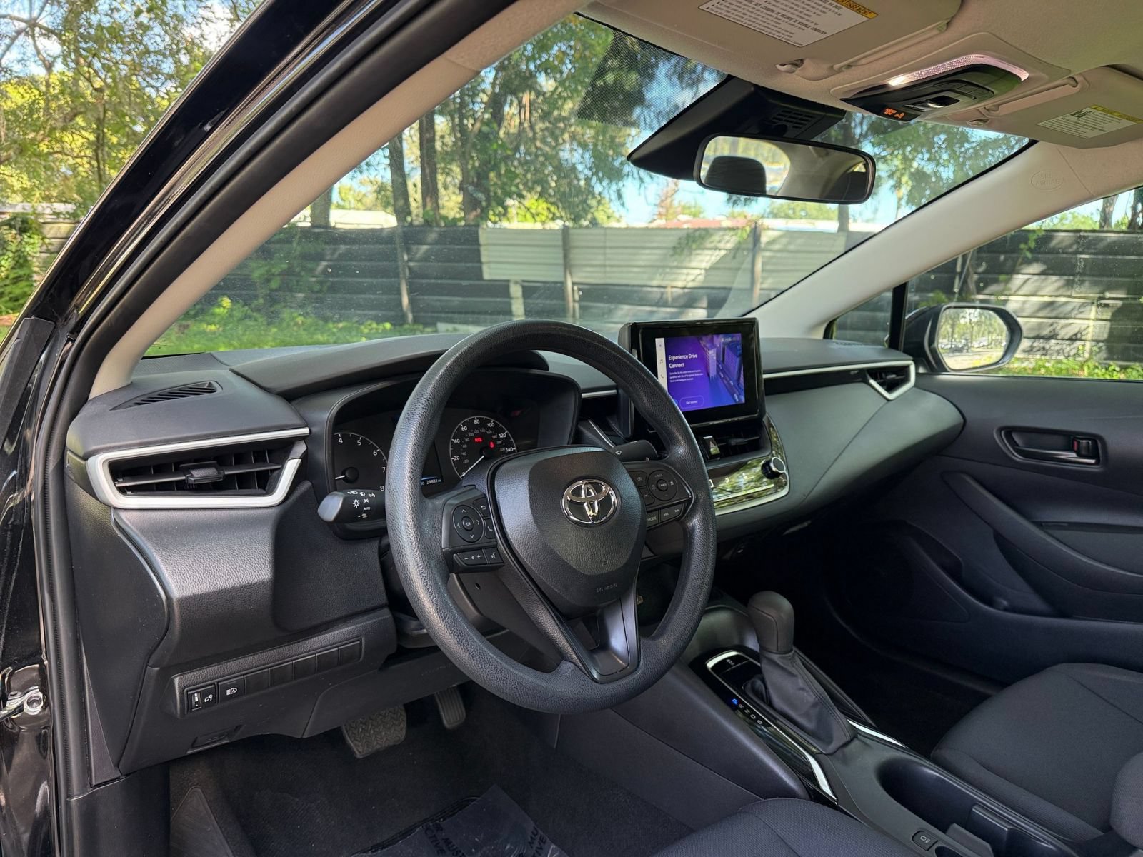 Used 2025 Toyota Corolla LE FWD image 30