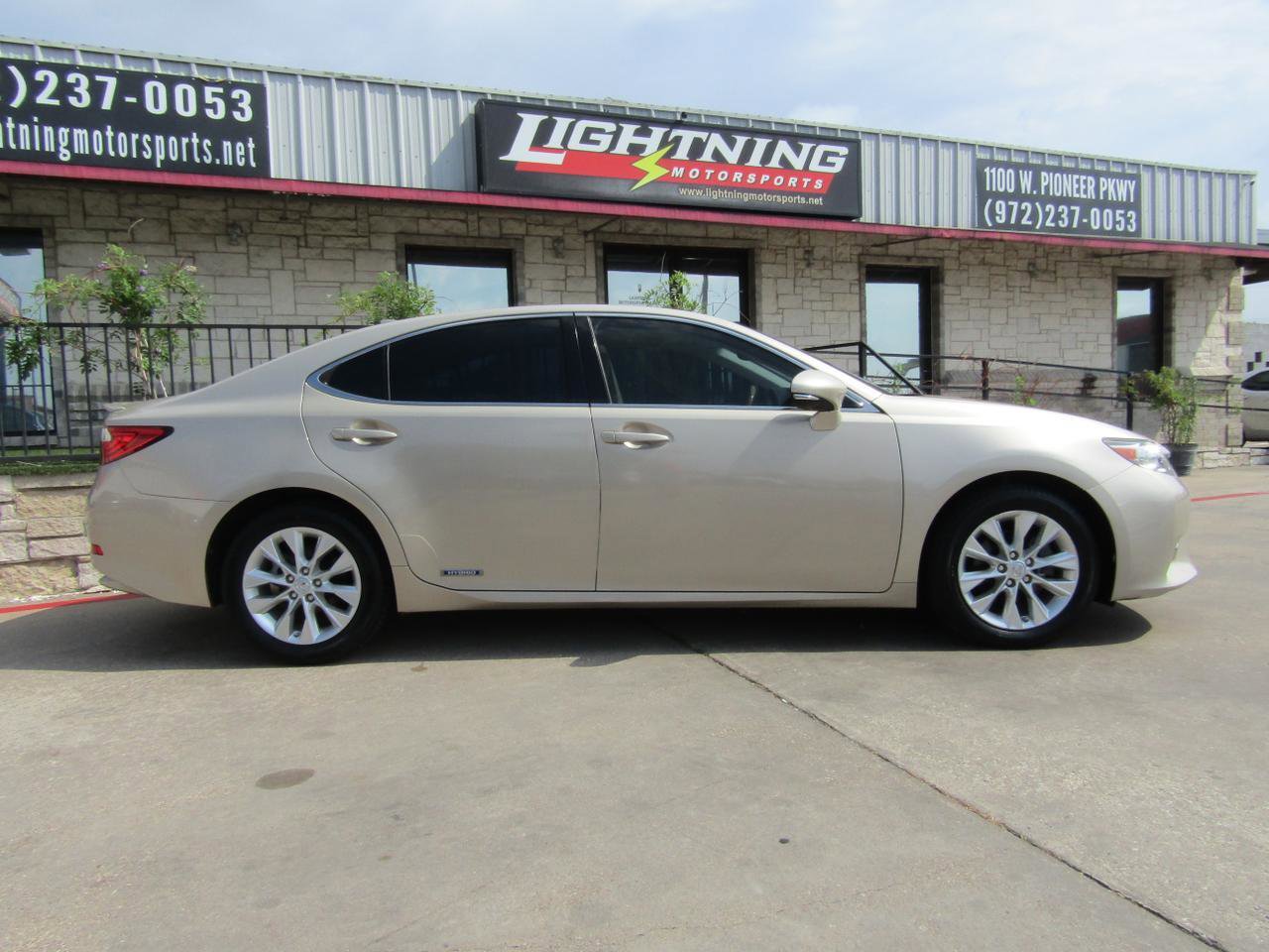 Used 2015 Lexus ES 300h w/ Premium Package w/Bamboo Trim FWD image 5