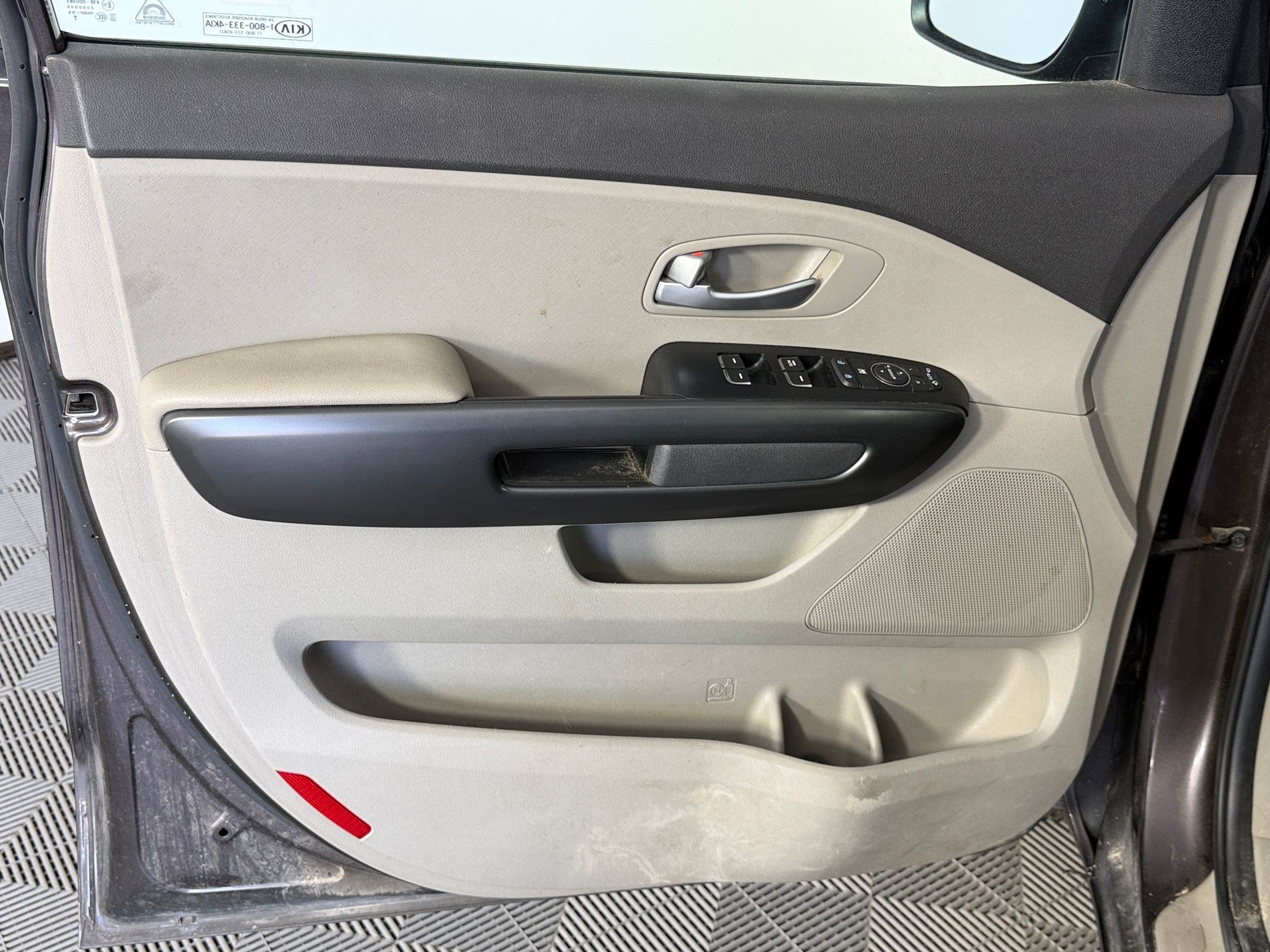 Used 2017 Kia Sedona LX w/ LX Essentials Premium Package FWD image 12