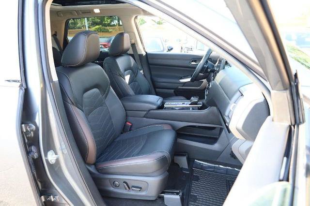 Certified 2025 Nissan Pathfinder Platinum FWD image 30