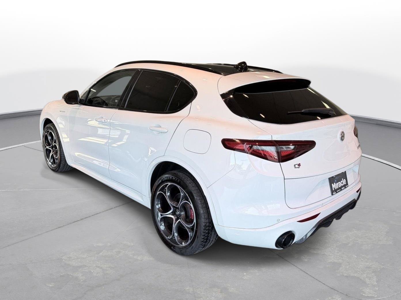 Used 2023 Alfa Romeo Stelvio Veloce AWD/4WD image 5