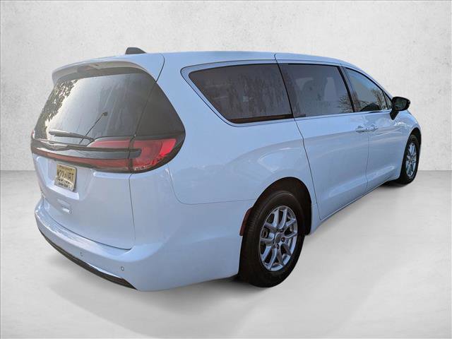 Used 2024 Chrysler Pacifica Touring-L FWD image 5
