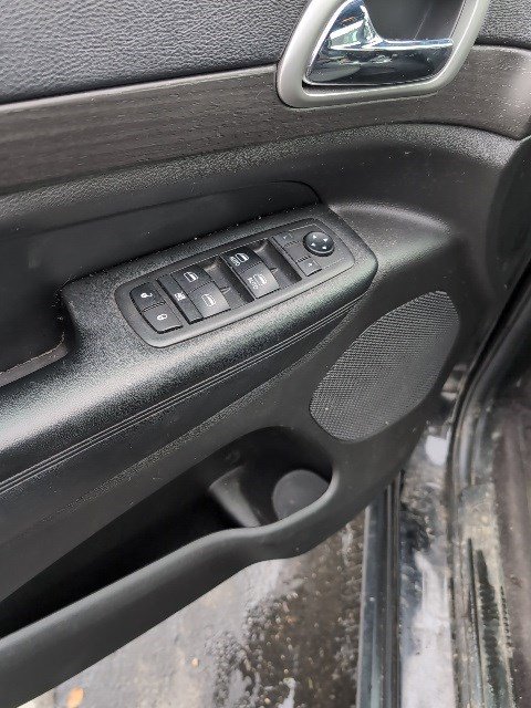 Used 2018 Jeep Grand Cherokee Laredo image 12