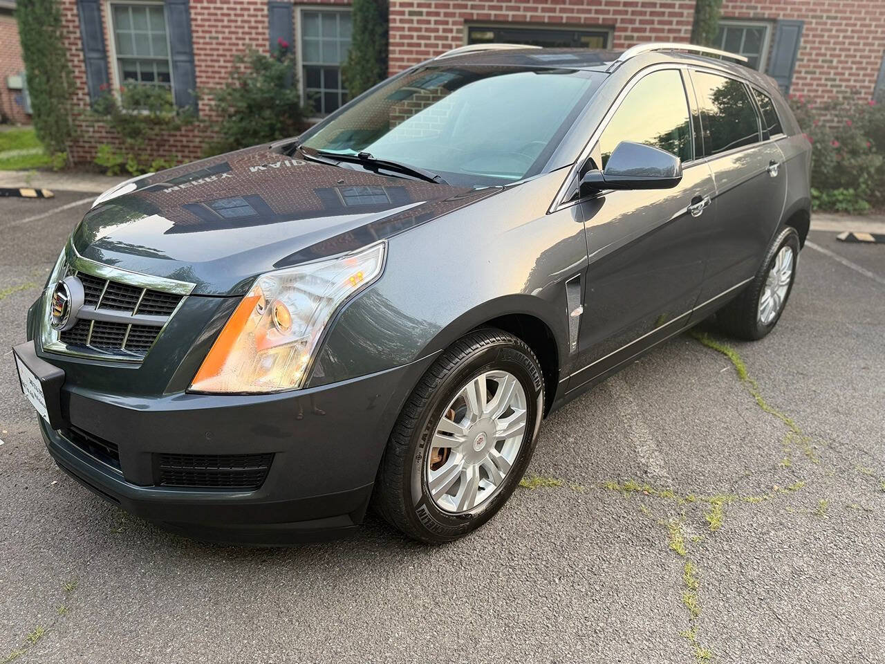 Used 2011 Cadillac SRX Luxury FWD image 1