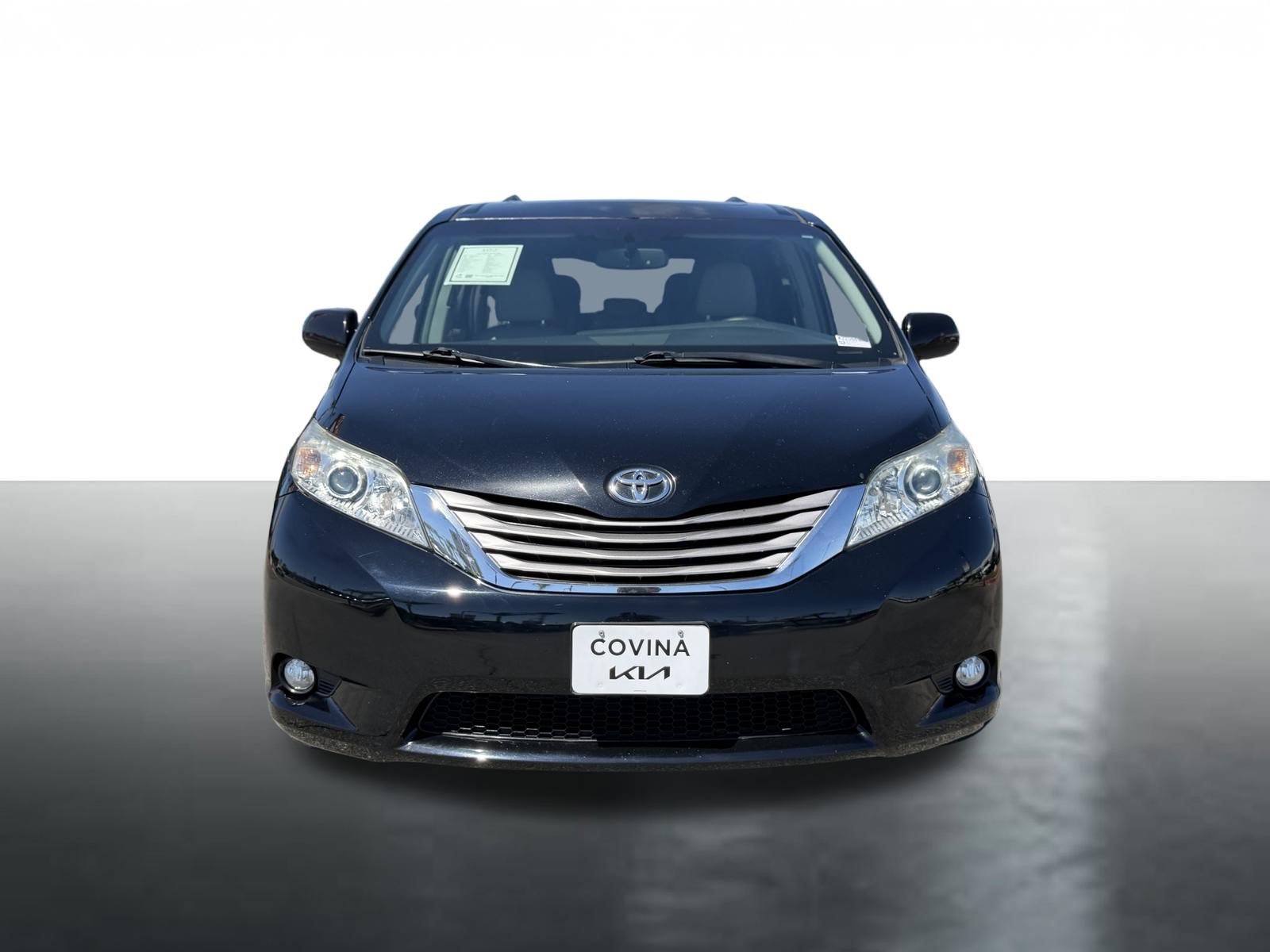 Used 2017 Toyota Sienna XLE w/ XLE Navigation Package FWD image 3