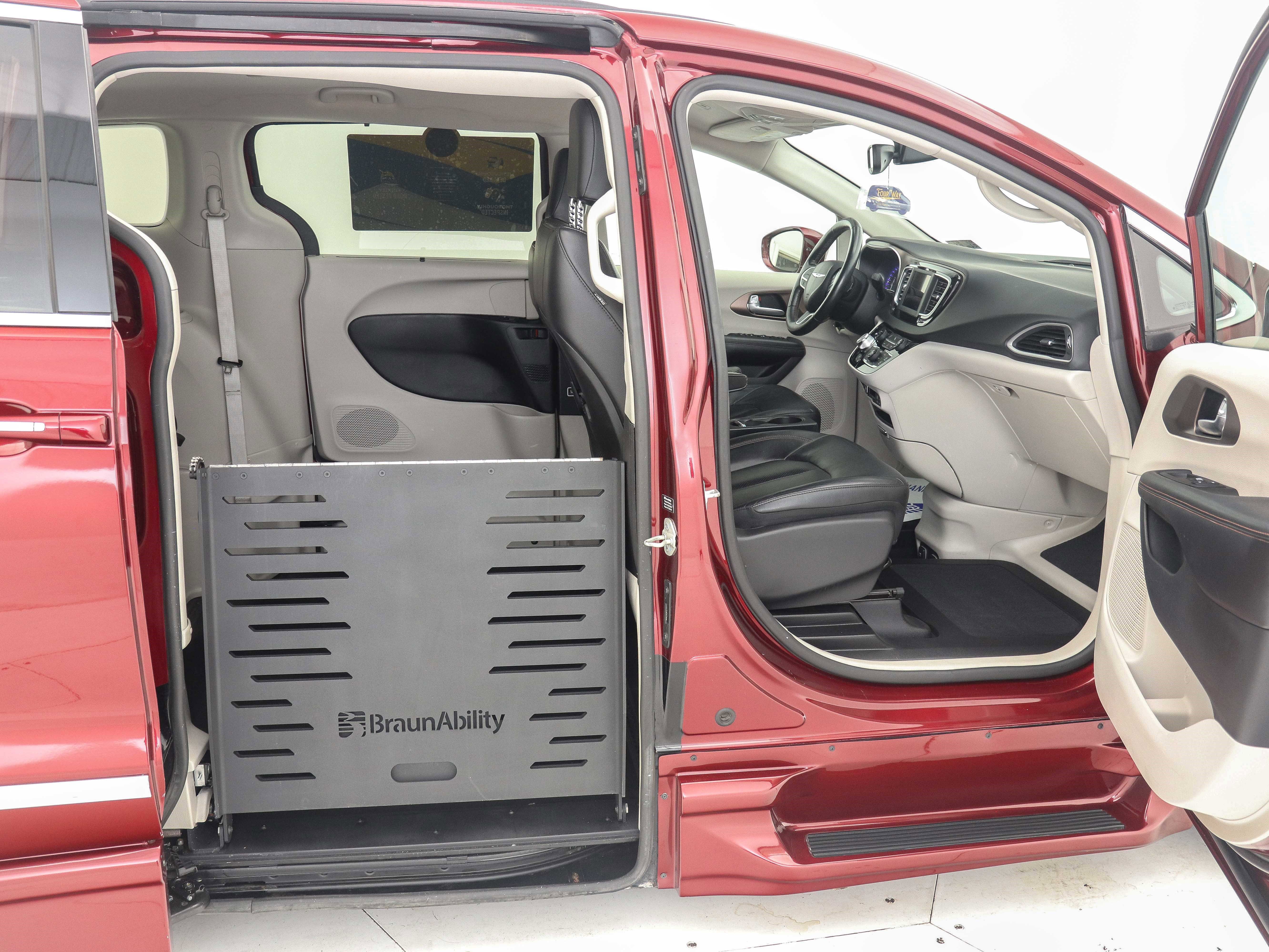 Used 2019 Chrysler Pacifica Touring-L image 13