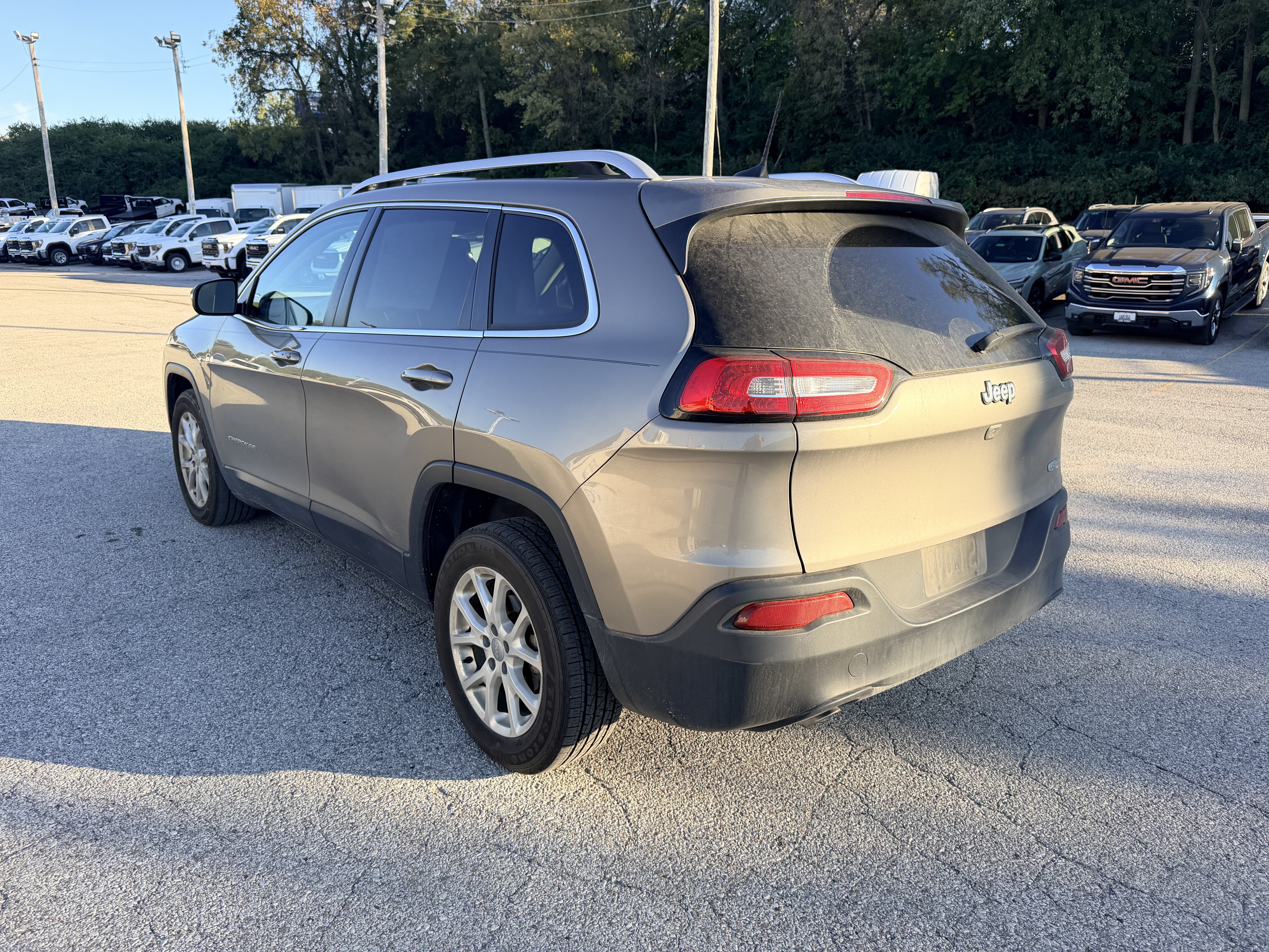 Used 2018 Jeep Cherokee Latitude Plus w/ Cold Weather Group FWD image 5