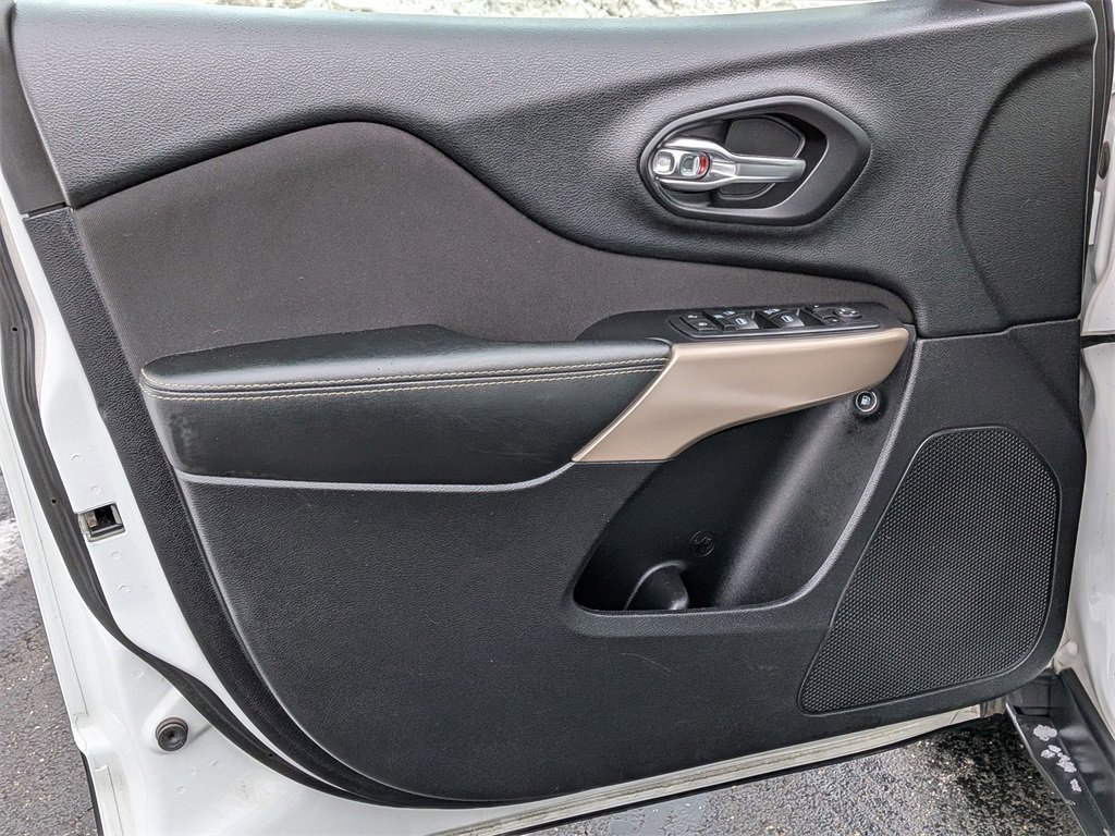 Used 2017 Jeep Cherokee Sport image 9