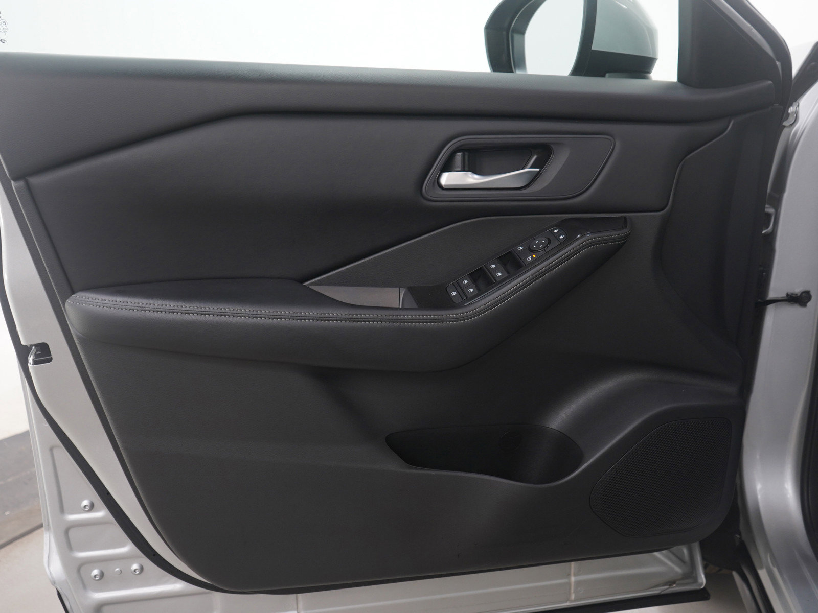 Used 2025 Nissan Rogue SV image 20