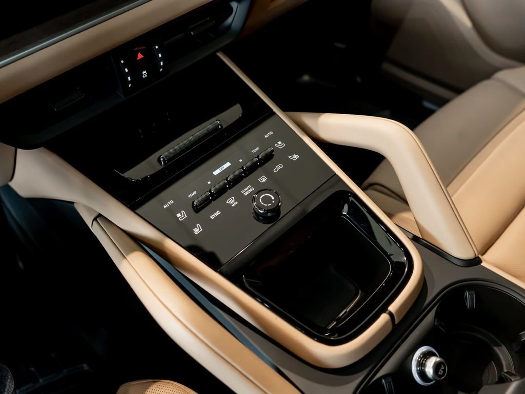 Certified 2025 Porsche Cayenne AWD/4WD image 21