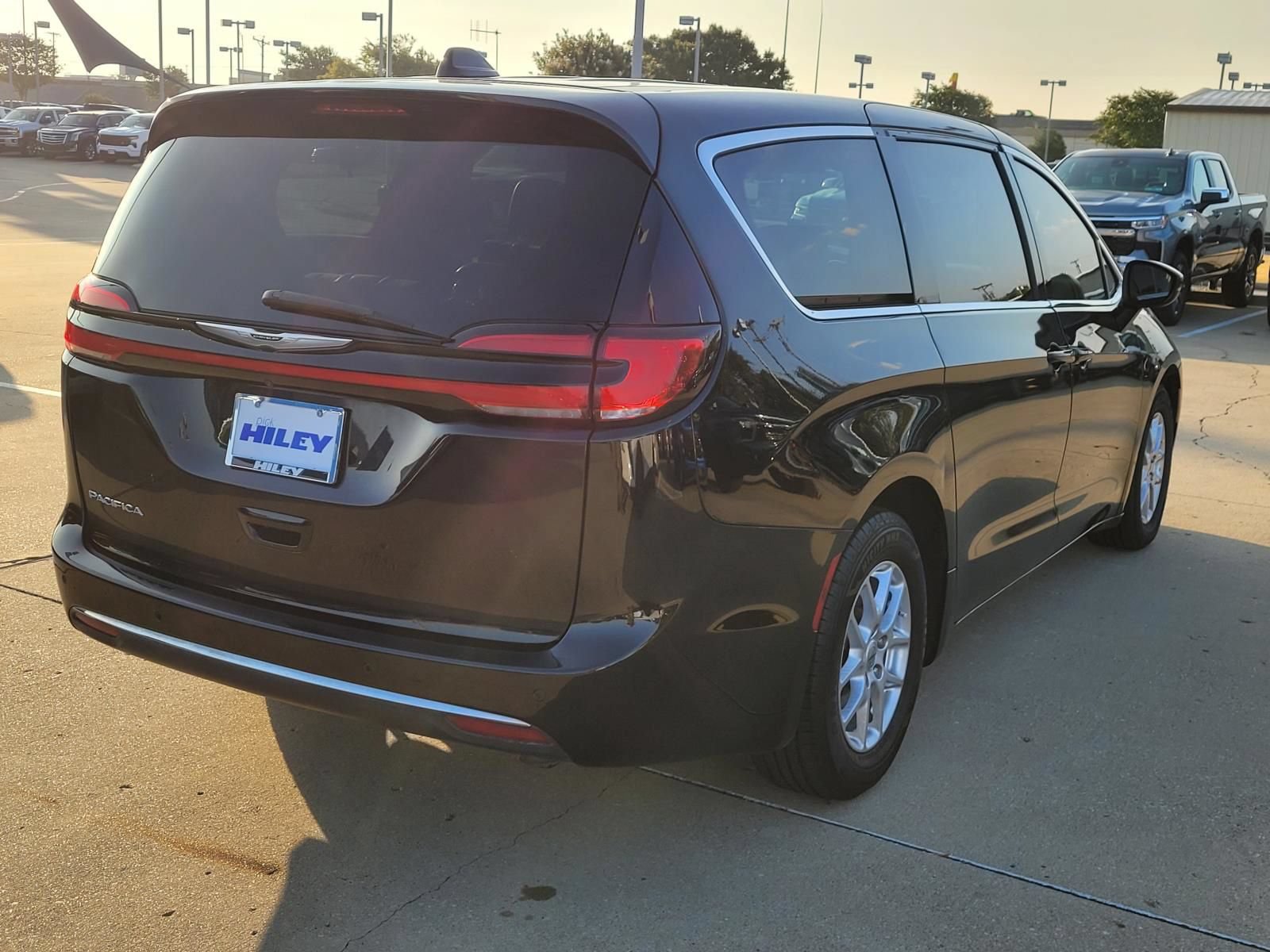 Used 2023 Chrysler Pacifica Touring-L FWD image 4