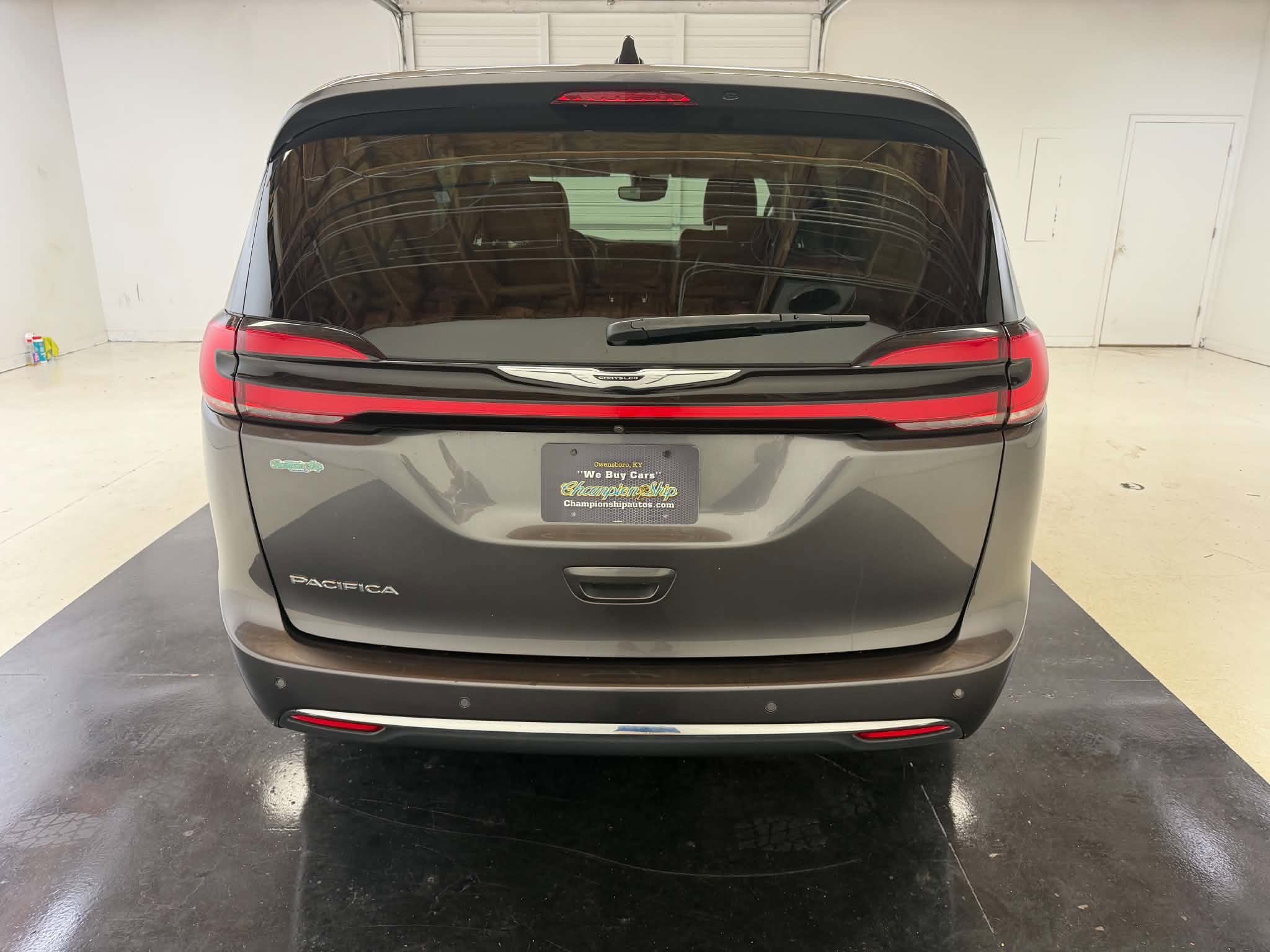 Used 2023 Chrysler Pacifica Touring-L FWD image 5