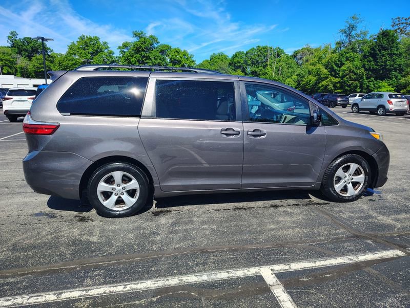 Used 2015 Toyota Sienna LE FWD image 4