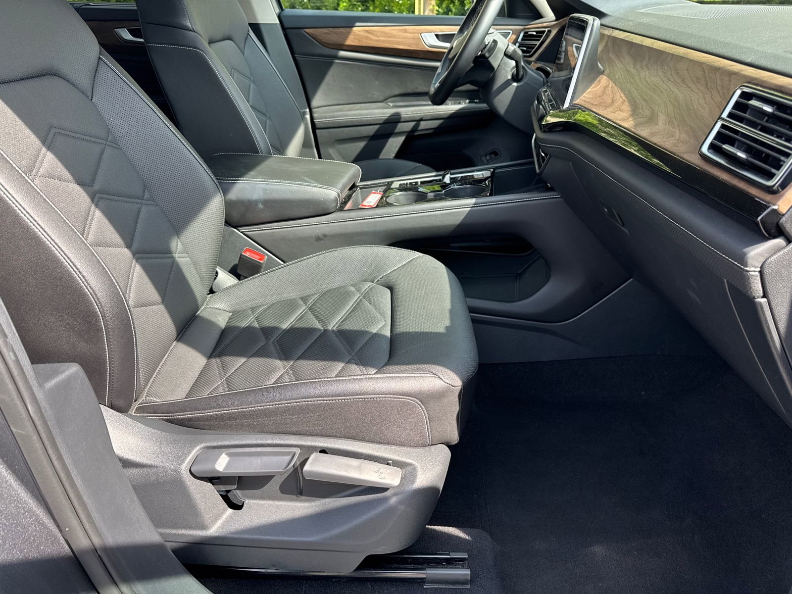 Used 2025 Volkswagen Atlas SE FWD image 13