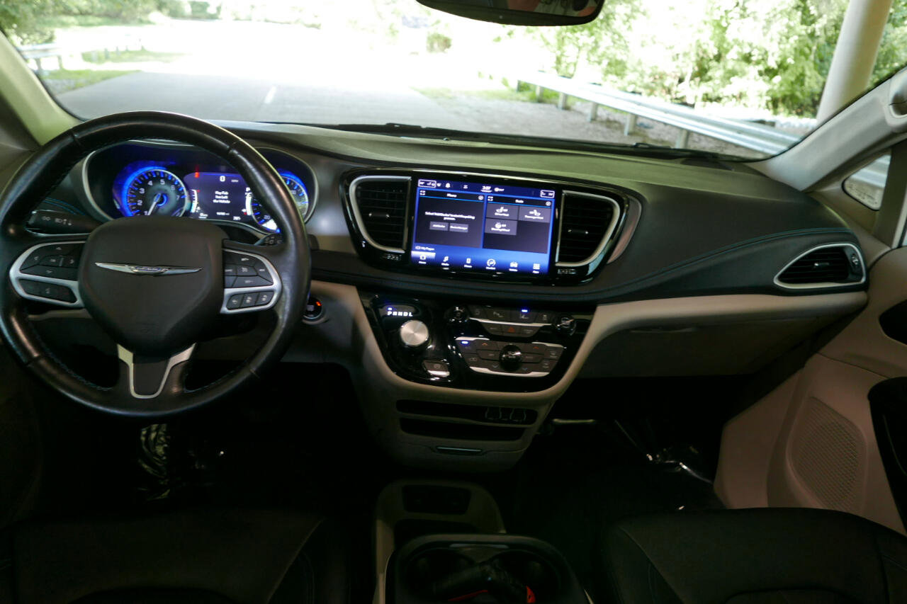 Used 2021 Chrysler Pacifica Touring-L image 18