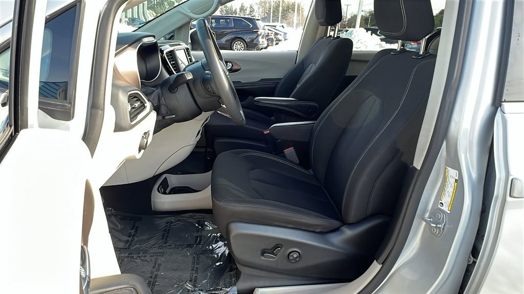 Used 2023 Chrysler Voyager LX image 29