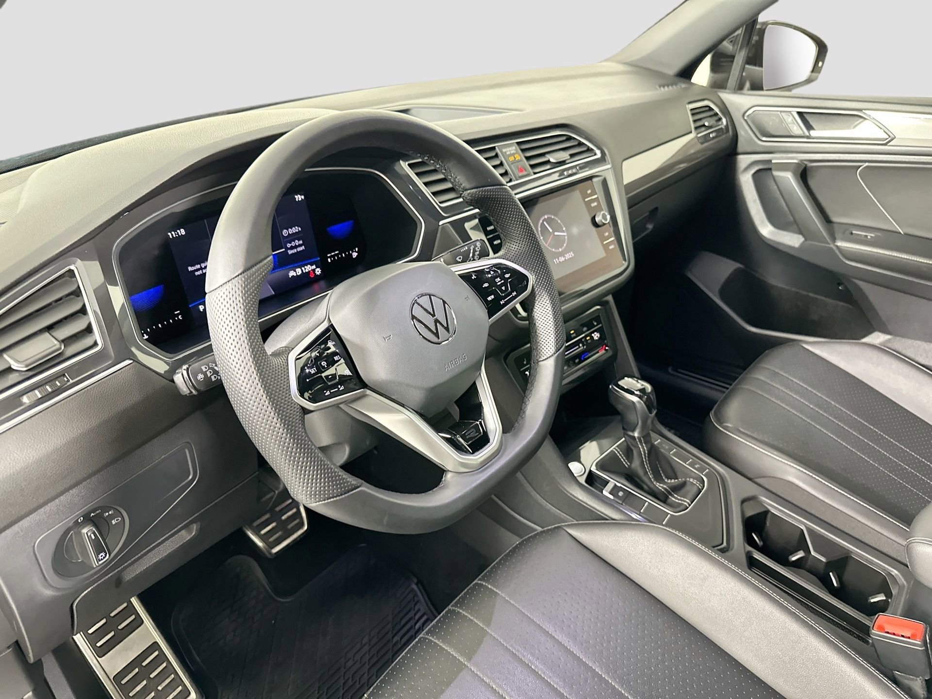 Certified 2022 Volkswagen Tiguan SE R-Line image 9