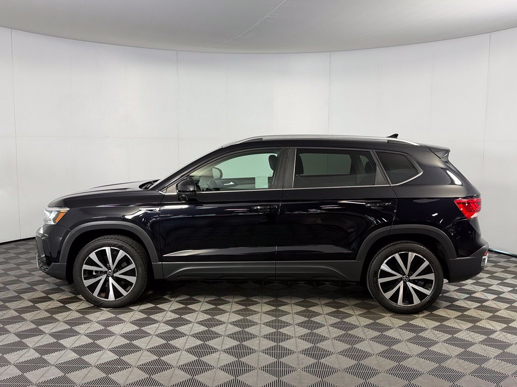 Used 2023 Volkswagen Taos SE w/ Panoramic Sunroof Package FWD image 8