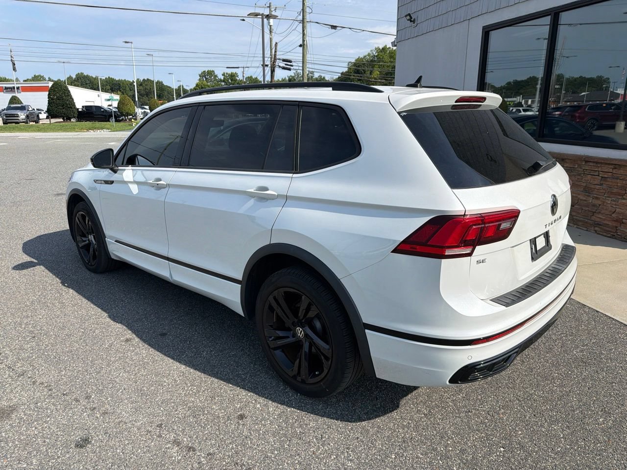 Used 2023 Volkswagen Tiguan SE R-Line FWD image 7