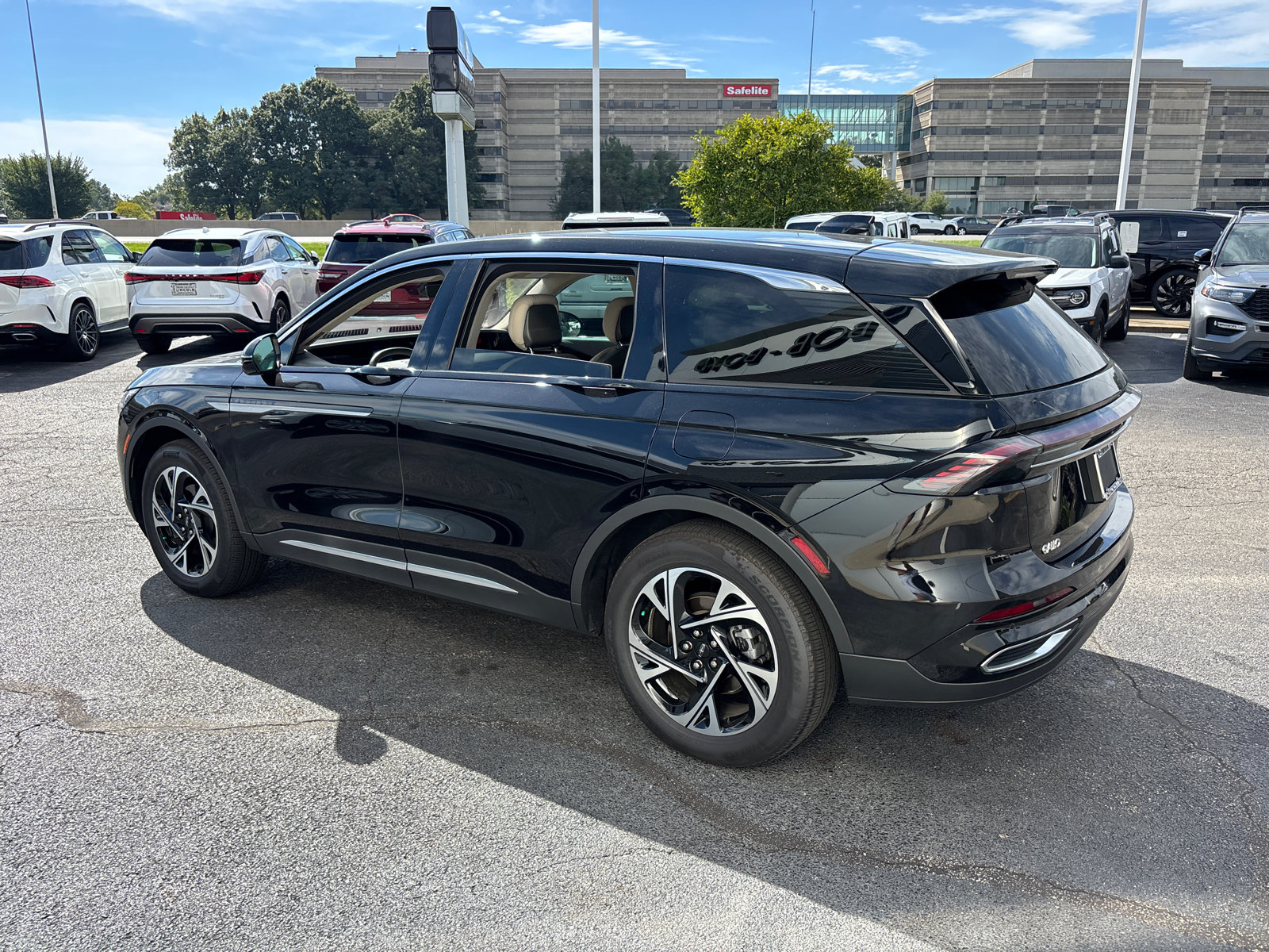 Used 2025 Lincoln Nautilus Premier AWD/4WD image 5