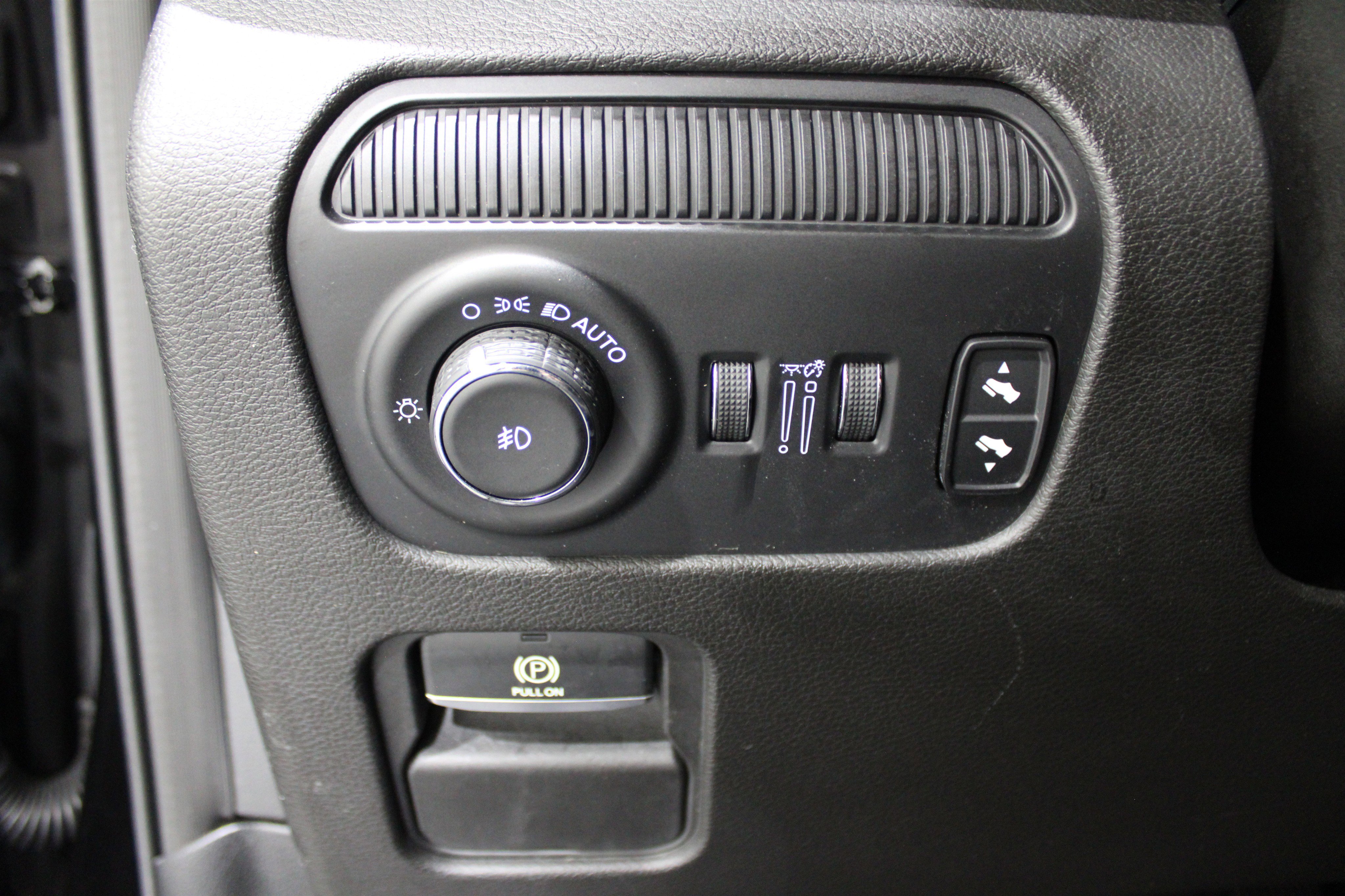 Used 2023 Jeep Wagoneer 4WD w/ Premium Group I image 10