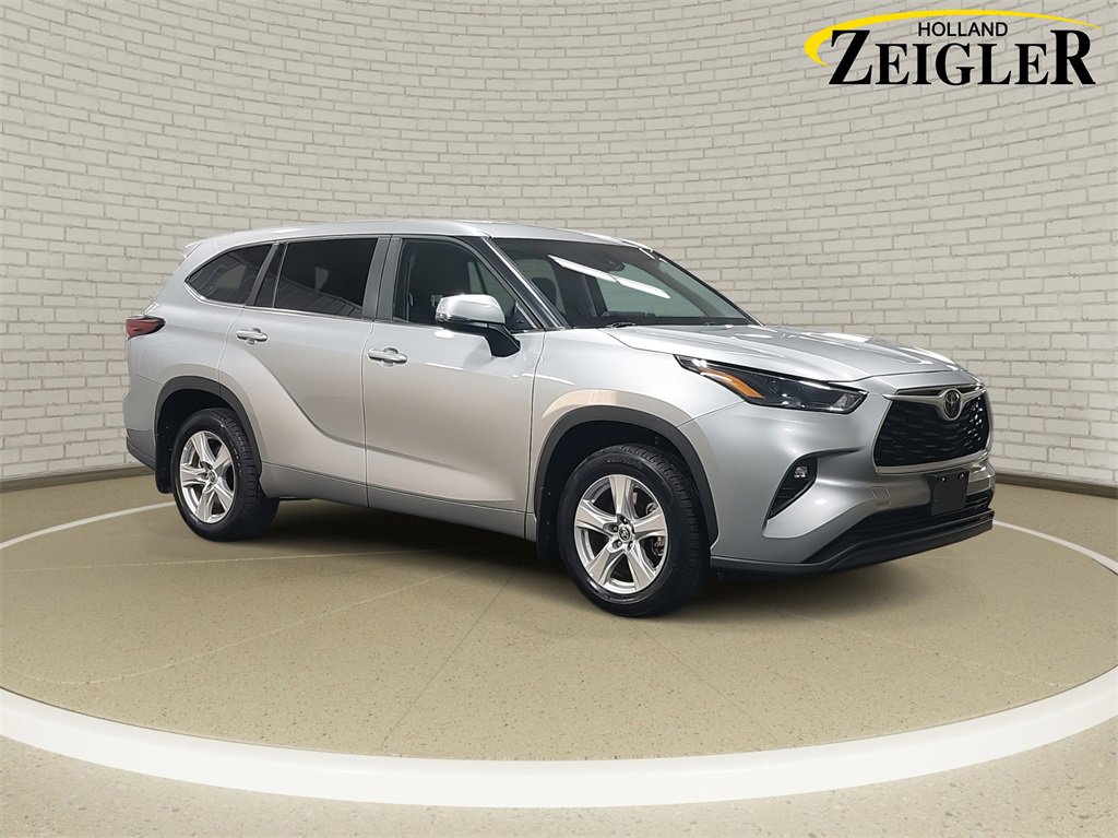 Used 2024 Toyota Highlander LE image 3