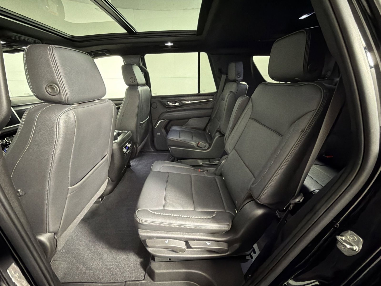 Used 2022 GMC Yukon Denali w/ Denali Premium Package image 24