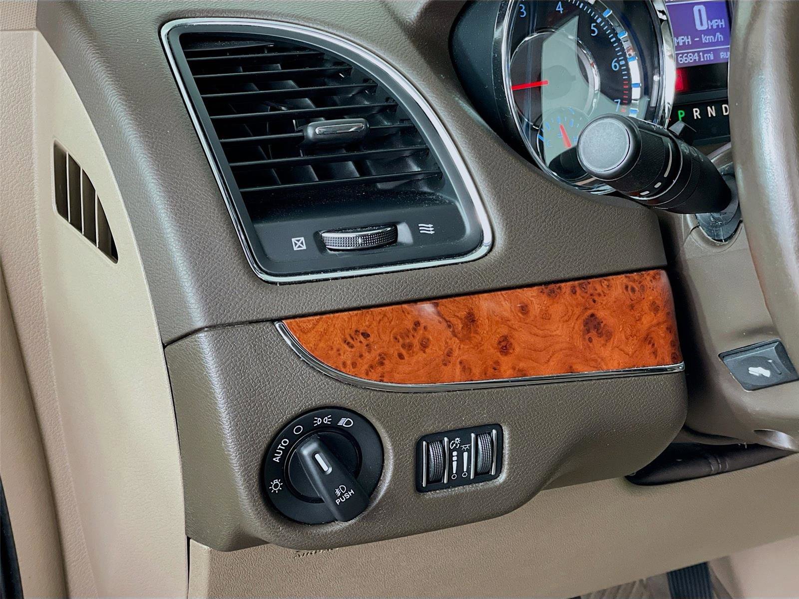 Used 2014 Chrysler Town & Country Limited w/ Luxury Group FWD image 13