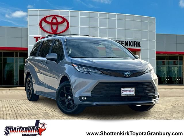Used 2025 Toyota Sienna XLE Woodland Edition image 1