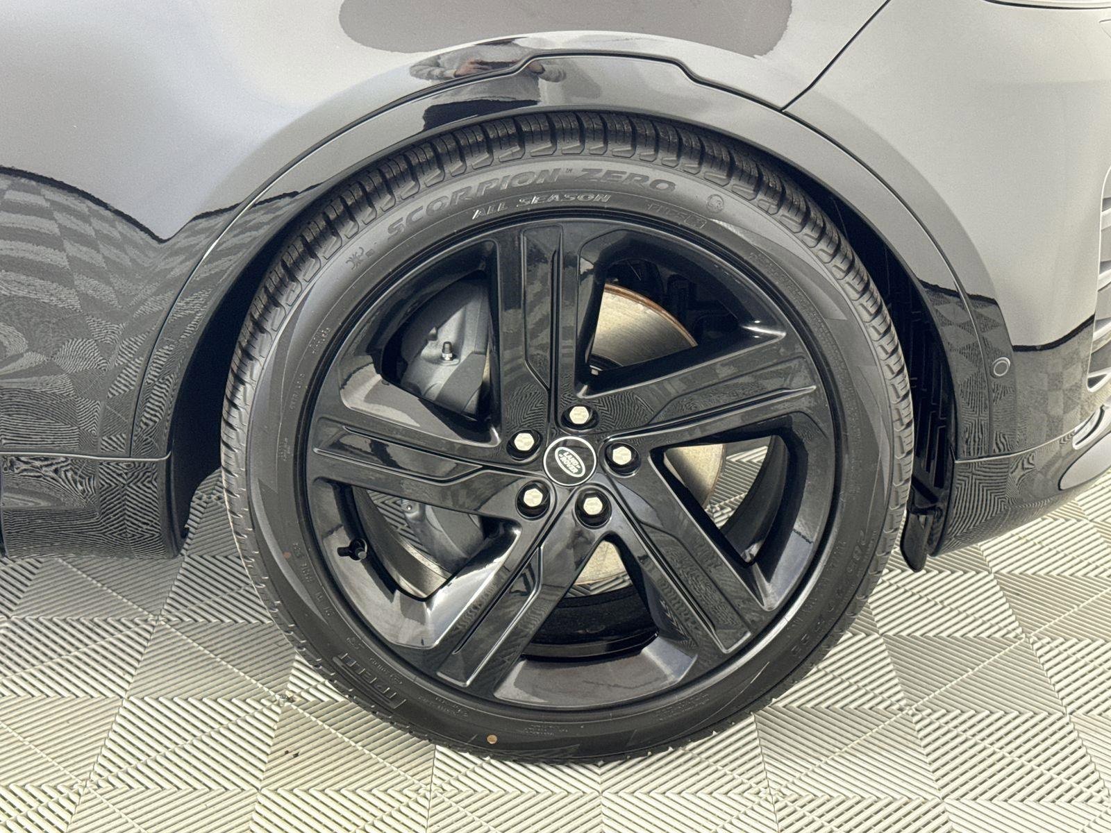 Certified 2025 Land Rover Discovery Dynamic SE image 39