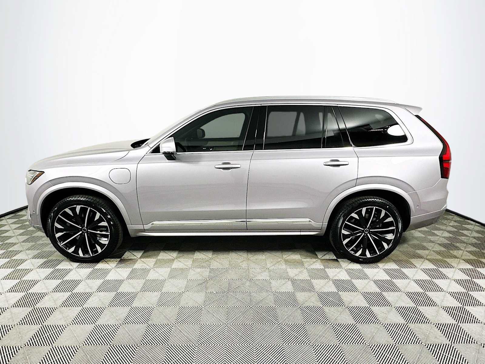 New 2026 Volvo XC90 T8 Plus w/ Protection Package Premier AWD/4WD image 4