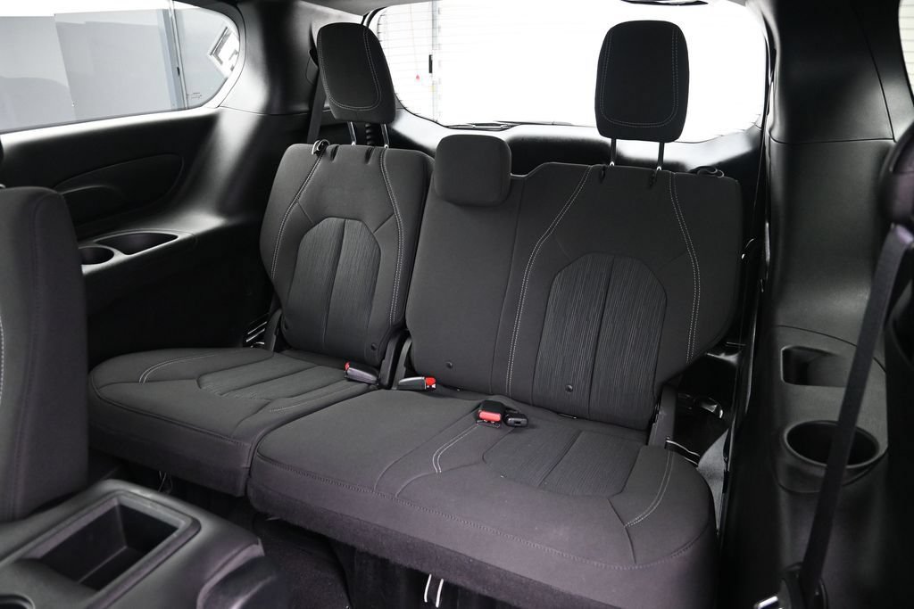 Used 2019 Chrysler Pacifica Touring Plus w/ S Appearance Package FWD image 14