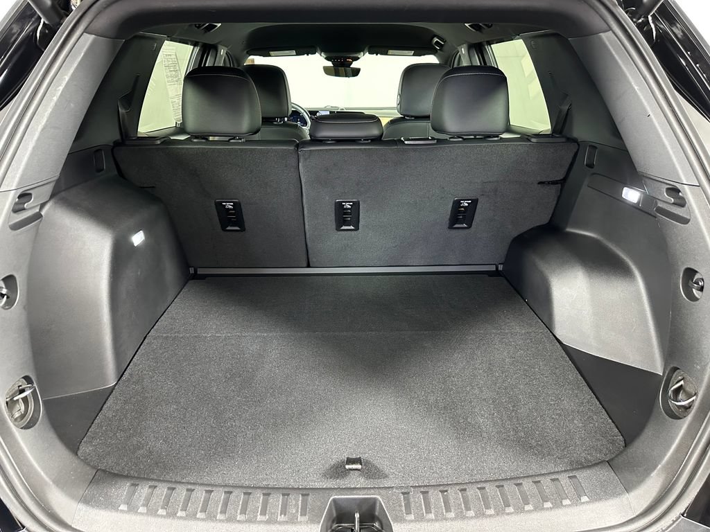 Used 2025 Chevrolet Equinox ACTIV w/ Safety and Technology Package AWD/4WD image 29