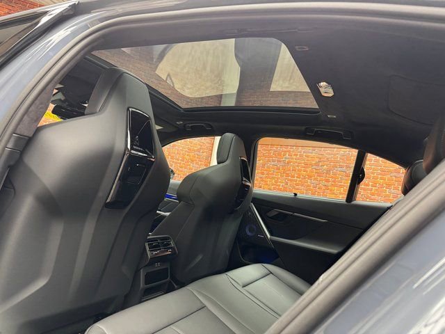 Used 2026 BMW M5 w/ Executive Package image 24