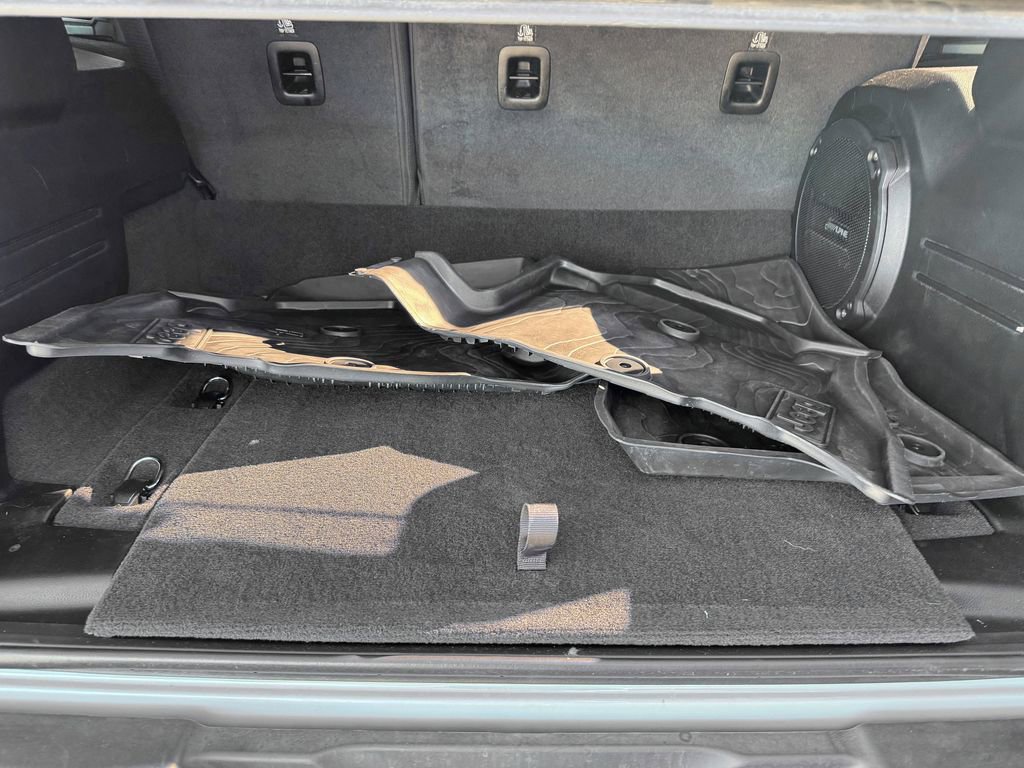 Used 2024 Jeep Wrangler Unlimited Sahara w/ Technology Group image 9