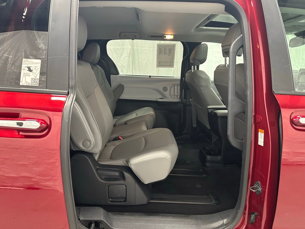 Used 2025 Toyota Sienna XLE image 56