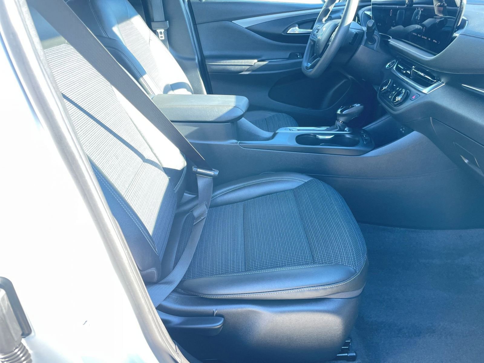 Used 2025 Buick Envista Preferred image 37