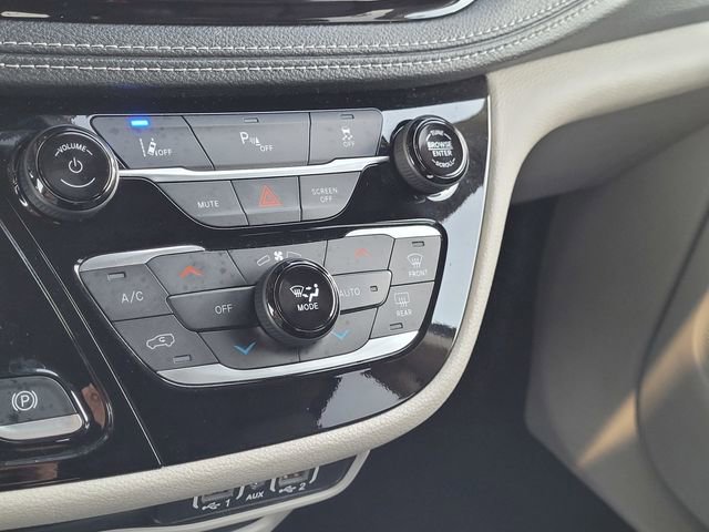 Used 2024 Chrysler Pacifica Select image 11