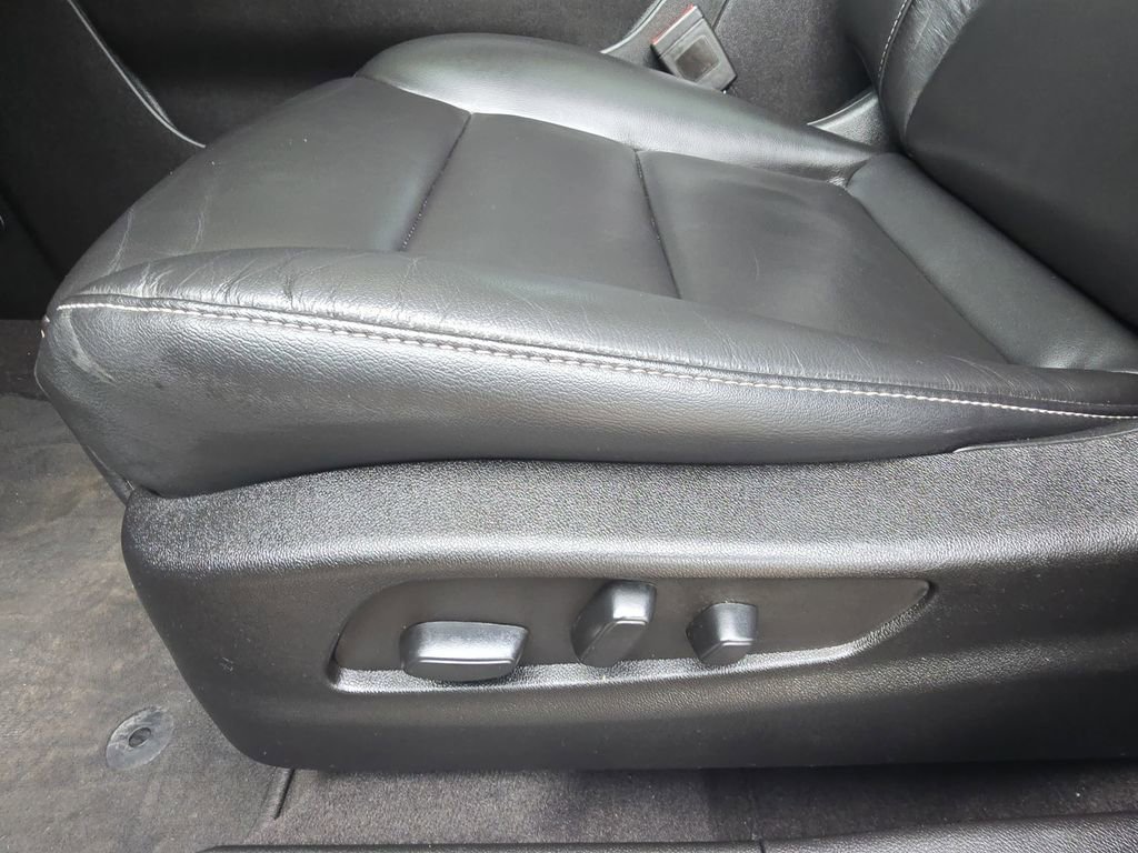 Used 2024 Cadillac XT4 Luxury w/ Cold Weather Package FWD image 28