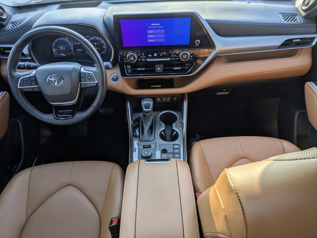 Certified 2025 Toyota Highlander Platinum AWD/4WD image 11