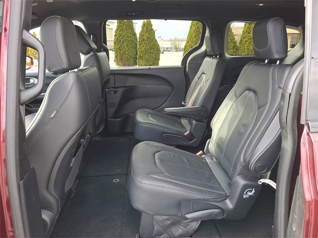 Used 2020 Chrysler Pacifica Touring-L image 10