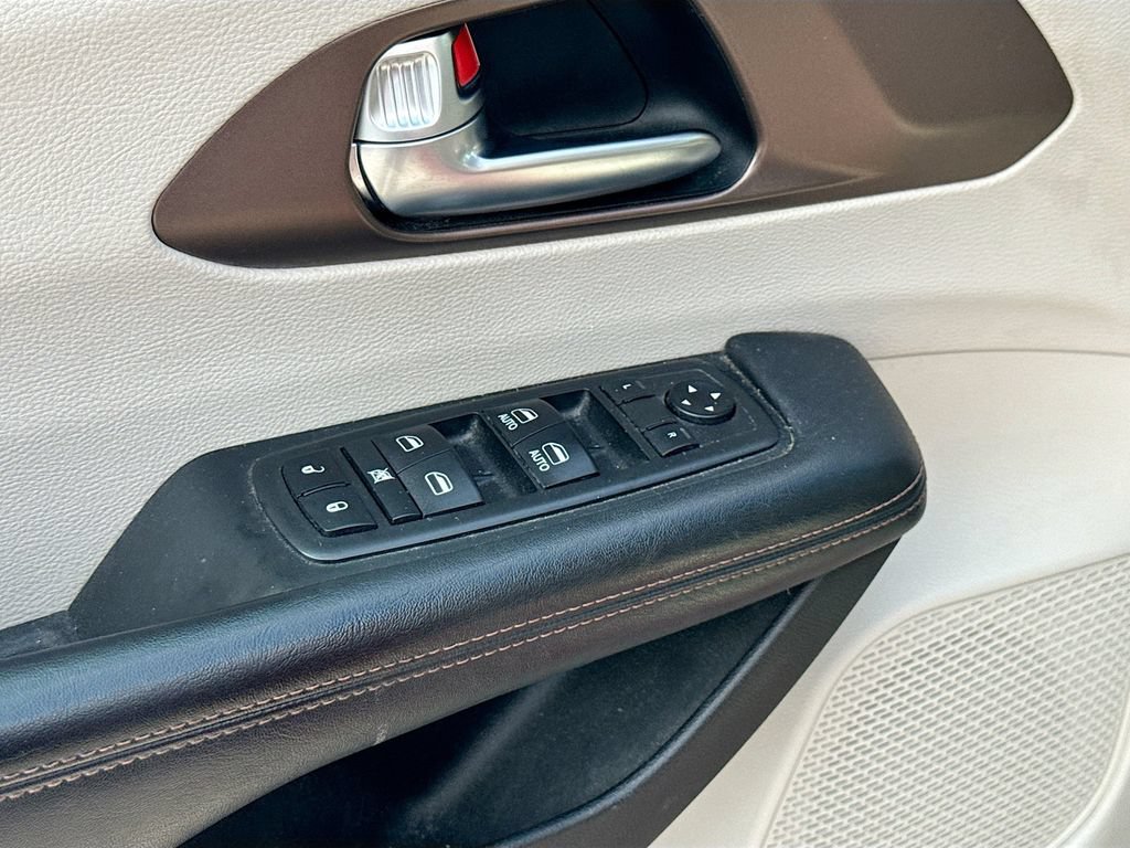 Used 2019 Chrysler Pacifica Touring Plus w/ Tire & Wheel Group FWD image 17